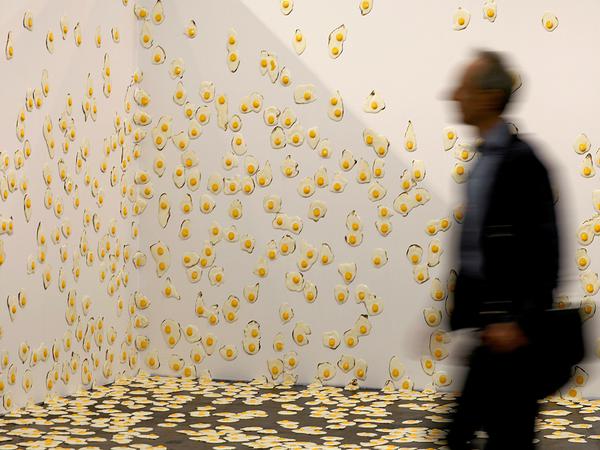 Spiegelei-Attrappen von Christopher Chiappa bei der Art Cologne am Stand der Galerie Kate Werble.