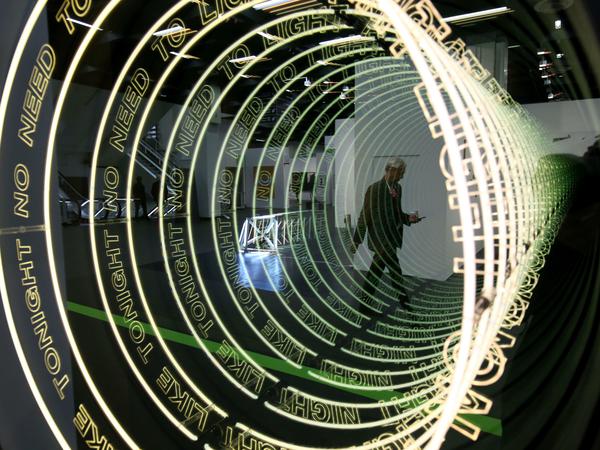 Die Installation "Chilean" von Ivan Navarro bei der Art Cologne auf einem Messestand.