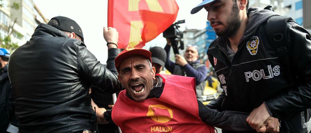 Demonstranten versuchten am 1. Mai, auf den abgesperrten Taksim-Platz in Istanbul zu gelangen.