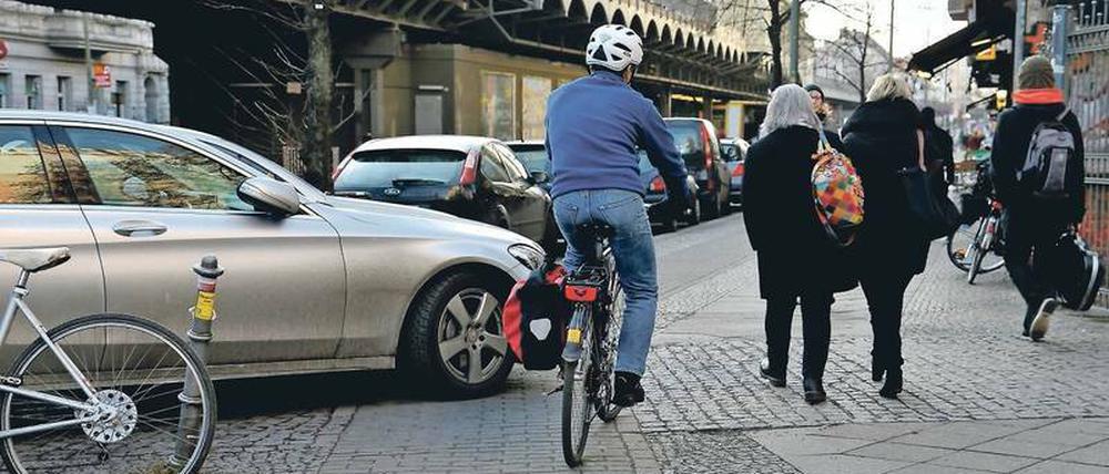 Gegen den Strich. Egoisten lösen das Parkplatzproblem auf eigene Faust. Es könnte sich noch verschärfen.