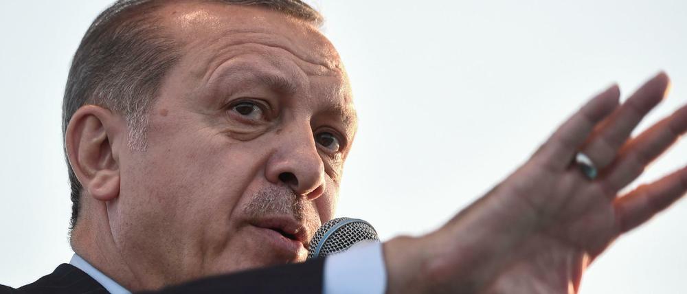 Der türkische Präsident Recep Tayyip Erdogan beschuldigt die Gülen-Bewegung, den Putschversuch vom vergangenen Juli geplant zu haben.