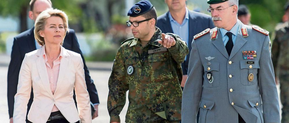 Bundesverteidigungsministerin Ursula von der Leyen beim Besuch des Jägerbataillons 291 der Bundeswehr in Illkirch.