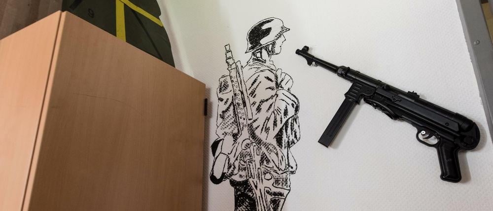 Im Aufenthaltsraum in Illkirch hängt am 03.05.2017 eine Maschinenpistole vom Typ MP 40, die bei der Deutschen Wehrmacht eingesetzt wurde.