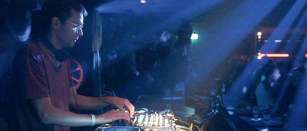 Der Club als Schutzraum. Zum Sound des DJs (hier Roman Flügel) bilden die Feiernden eine Wertegemeinschaft.