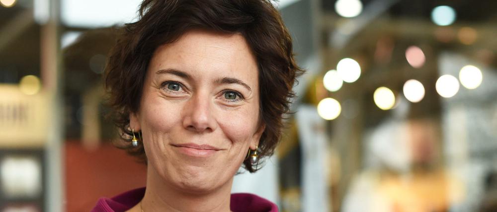 Die österreichische Schriftstellerin Eva Menasse, 46, hat ein Faible dafür, ihre literarischen Erzählungen wissenschaftlich zu ummanteln.