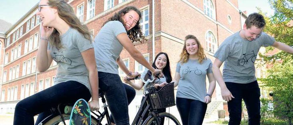 Erfolgreiche Erfinder. Nicole Pawletta, Felicia Rensner, Maica Ngo, Clarissa Schmidt und Nino Zimmerling (v. l.) haben einen Skateboardhalter entwickelt.