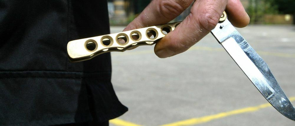 Der Besitz von Butterflymessern und Springmessern ist ohne Zulassungszeichen verboten.