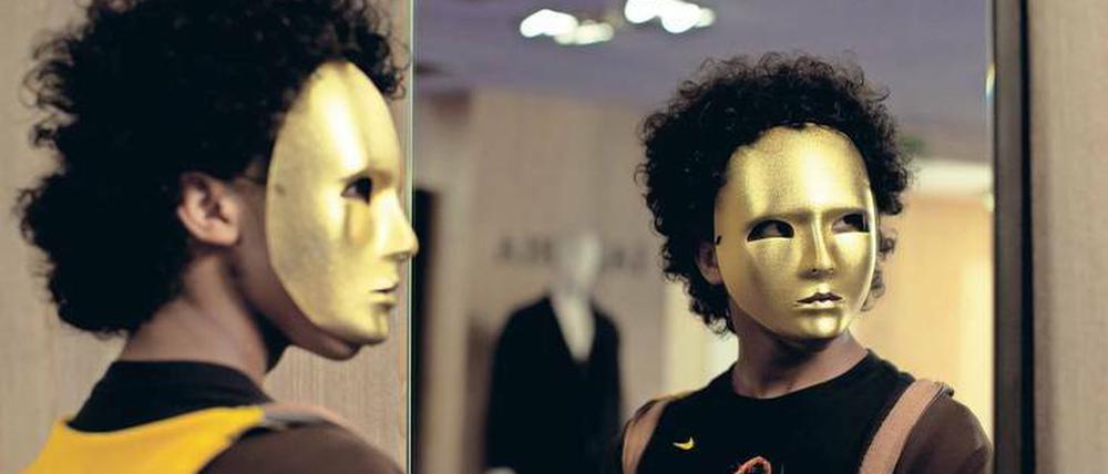 Nachtaktiv. Protest und Pose – die Revolution maskiert sich trés chic.