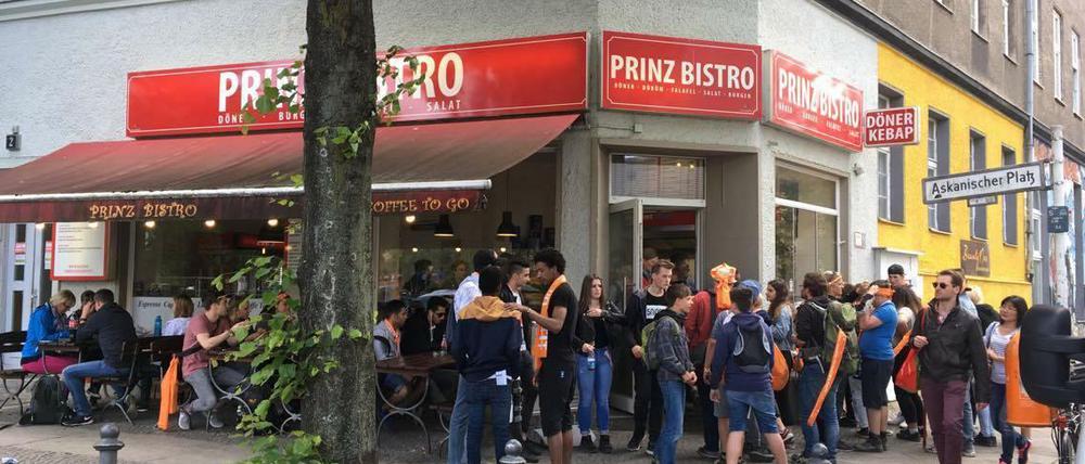 Speisung der 5000: Junge Kirchentagsbesucher verzehren sich nach Dönerfleisch. Und Pommes.