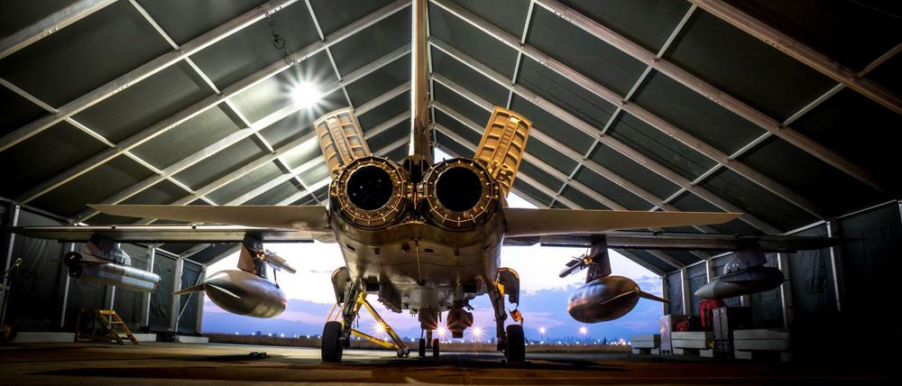 Ein Tornado der Bundeswehr steht nachts im Zelt auf der Air Base Incirlik.