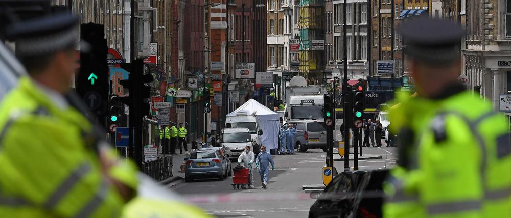Abgesperrt. Nach dem Anschlag auf der London Bridge werden Spuren gesichert. In der britischen Hauptstadt versuchen die Menschen, zum Alltag zurückzukehren.
