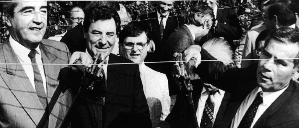 Ruf nach Freiheit. Der ungarische Außenminister Gyula Horn (r.) und sein österreichischer Amtskollege Alois Mock durchtrennen am 27. Juni 1989 ein Stück des Eisernen Vorhangs. Ungarn gehört für Kritiker inzwischen zu den "defekten Demokratien" des ehemaligen Ostblocks.