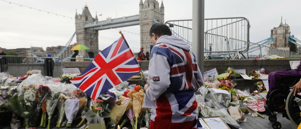 Ein Mann beim Gebet nahe der Tower Bridge in London.