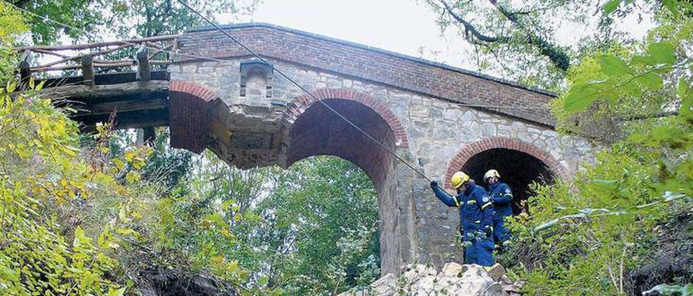 Über Jahre war der Mittelpfeiler der Teufelsbrücke im Volkspark Glienicke unbemerkt unterspült worden. Ein Unwetter 2009 gab ihm den Rest.