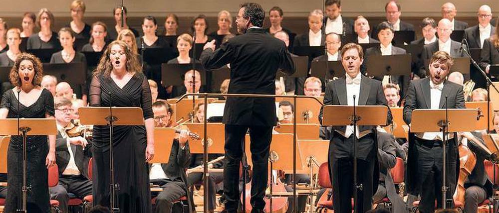 Heerscharen. Die Solisten Juliane Banse, Birgit Remmert, Tilman Lichdi und Michael Nagy, in der Mitte Dirigent Steven Sloane.