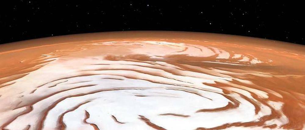 Eisiger Nordpol: Selbst in den Sommerhalbjahren, aus denen die Aufnahmen für dieses Mosaikbild überwiegend stammen, herrschen am Marsnordpol Temperaturen von unter minus 50 Grad Celsius. Während des Marswinters, der doppelt so lang dauert wie der Erdwinter, können die Werte sogar auf unter minus 125 Grad Celsius fallen.