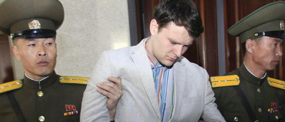 Der US-Bürger Otto Warmbier wird im März 2016 in einem Gericht in Pjöngjang (Nordkorea) von zwei nordkoreanischen Polizisten eskortiert.