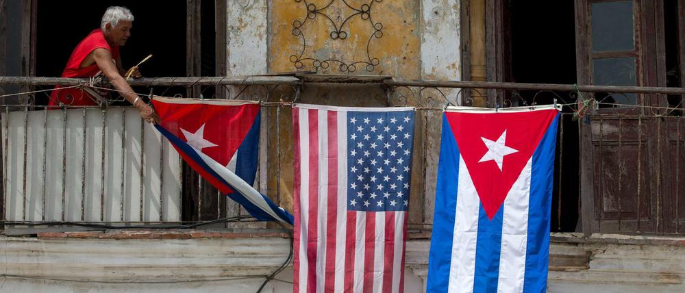 Die US-amerikanische und kubanische Flaggen an einem Haus in Havana auf.