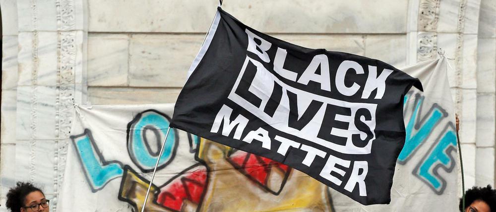 Demonstranten mit "Black Lives Matter"-Fahnen in Minnesota.