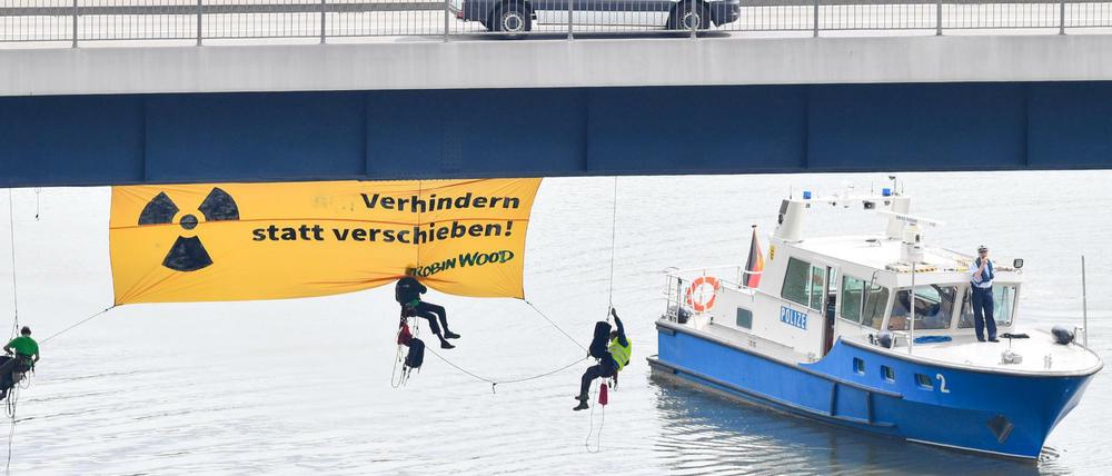 Atomkraftgegner der Umweltschutzorganisation "Robin Wood" seilen sich von einer Brücke über dem Neckar ab.