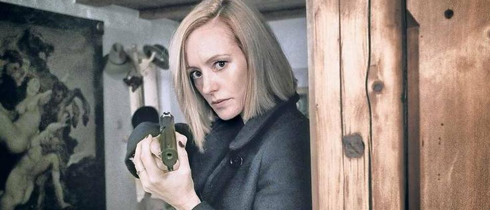 Ein attraktiver Neuling im Berufszweig TV-Kommissar/in: Lavinia Wilson, die nun zusammen mit Vladimir Burlakov ermittelt. Sie ist die Vorgesetzte und Gattin des Landrats, er der ungeliebte Rückkehrer, der vor Jahren einen Kollegen getötet haben soll.
