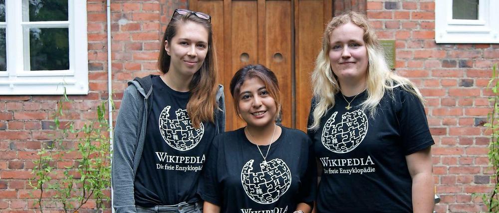 Die Freiwilligen Olga Belova (l.), Cecilia Ibarra und Saskia Ehlers vor der Mennoniten-Gemeinde.