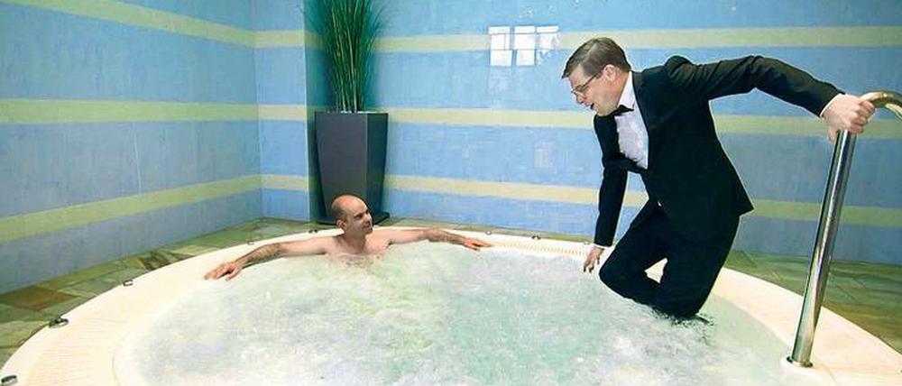 Alles für Wagner. Wenn es der Erkenntnis hilft, steigt Bayreuth-Moderator Axel Brüggemann (rechts) auch zu Ring-Regieassistent Patric Seibert in den Whirlpool.