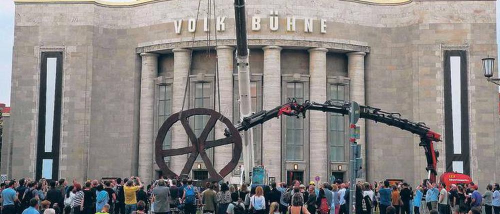 Radwechsel. Der Abbau des Räuberrades auf dem Rosa-Luxemburg-Platz Ende Juni.