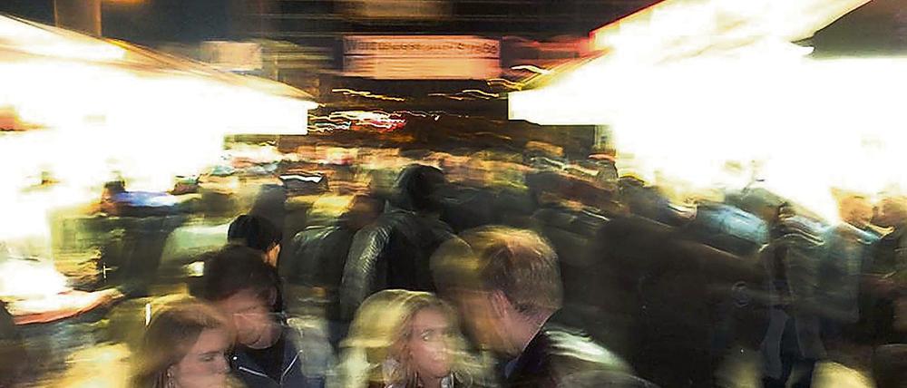 Aufgekratzt, gereizt: Warum ist die Stimmung im öffentlichen Raum (hier an der S-Bahnstation Warschauer Straße) oft so nah an der Gewalt?