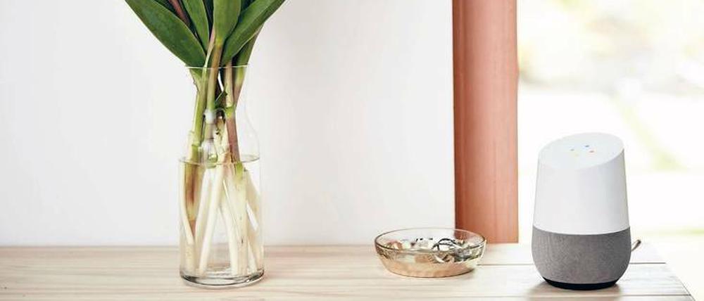 Das Design von Google Home ist eher unauffällig. Früher hieß es, lasst Blumen sprechen, heute antwortet der Lautsprecher auf Fragen.