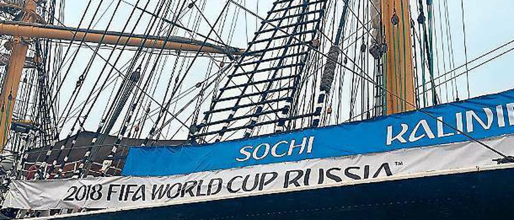 Werbung auf dem Segelschiff. Die Krusenstern in Warnemünde.