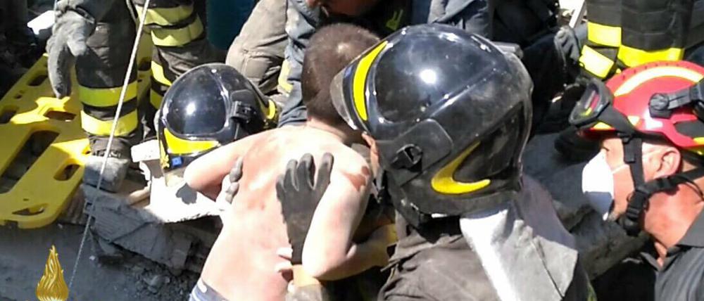 Geglückte Rettung: Ein Kind wird nach dem Erdbeben auf Ischia lebend geborgen.