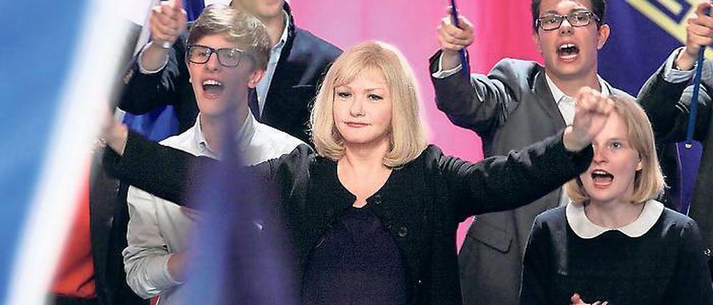 Volksnah. Das Le-Pen-Double Agnès Dorgelle (Catherine Jacob).