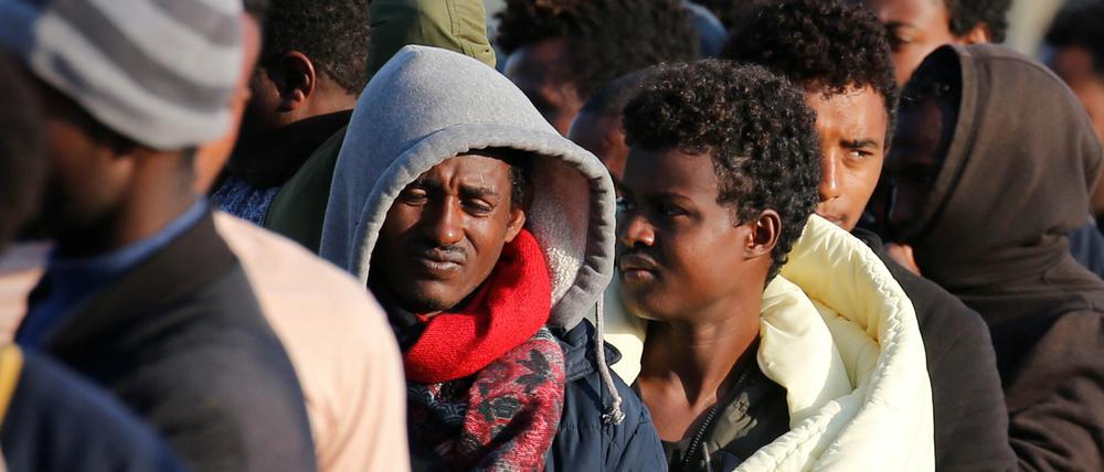 Flüchtlinge warten in der Nähe des geräumten "Dschungel von Calais" an einer Essensausgabe.