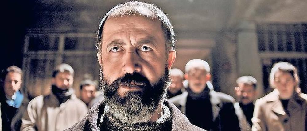 Kadir (Mehmet Özgür) wird auf seinen nächtlichen Streifzügen zum Opfer der staatlichen Paranoia.