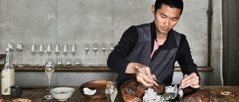 Kuma Kenta serviert in seinem Restaurant Kumami Forelle im Salzmantel.
