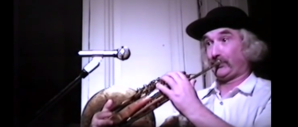 Unverkennbarer Schnauzer: Der Musiker Holger Czukay bei einem Auftritt.