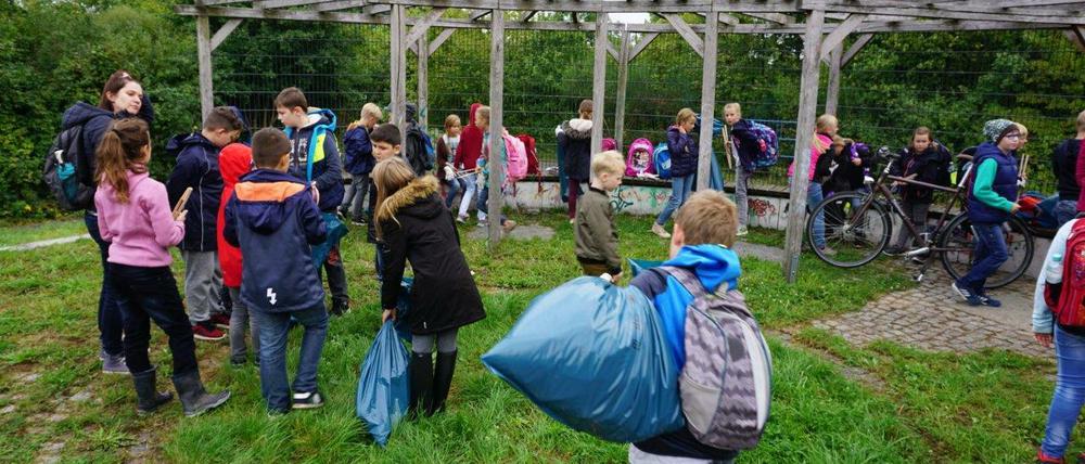 Berlin Schüler räumen auf am Buntzelberg.