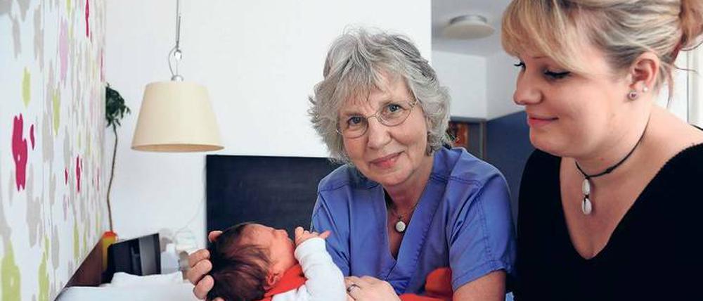 Stützende Hände. Hebammen helfen jungen Müttern, in ihre neue Aufgabe hineinzuwachsen.