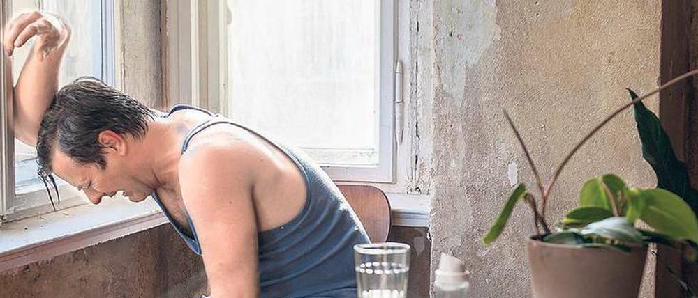 Zerstörtes Lebensglück. Holbrecht (Marcus Mittermeier) erleidet in seiner neuen Wohnung einen Nervenzusammenbruch – Szene aus der „Schuld“-Folge „Kinder“.