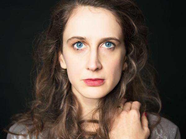 Nora Linnemann, geboren 1981 in Braunschweig, studierte Schauspiel in Berlin, später literarisches Schreiben in Hildesheim und Leipzig. Aktuell arbeitet sie an ihrem ersten Roman.
