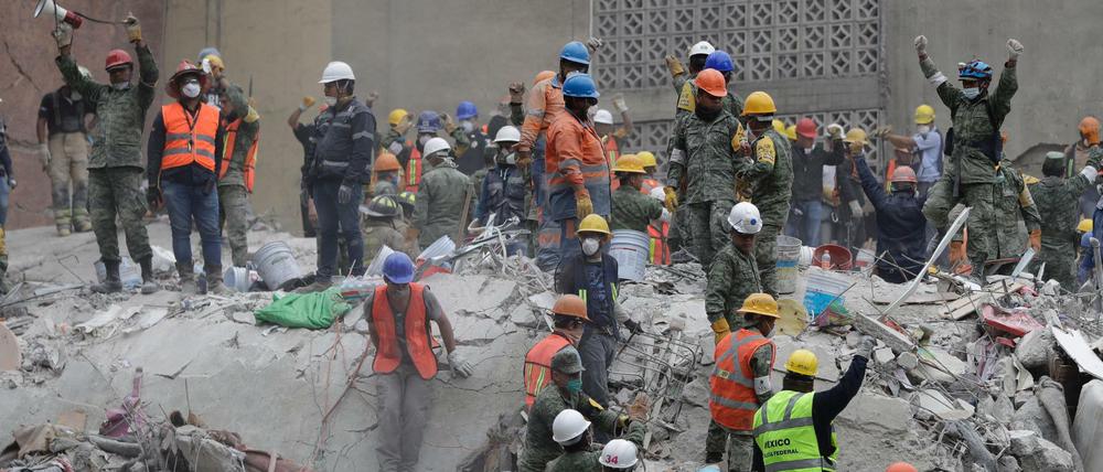 Rettungsteams suchen nach Überlebenden nach dem Erdbeben vor vier Tagen in Mexiko-Stadt.