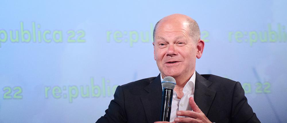 Bundeskanzler Olaf Scholz (SPD) beim Interview mit Linda Zervakis auf der re:publica am 9. Juni 2022.  