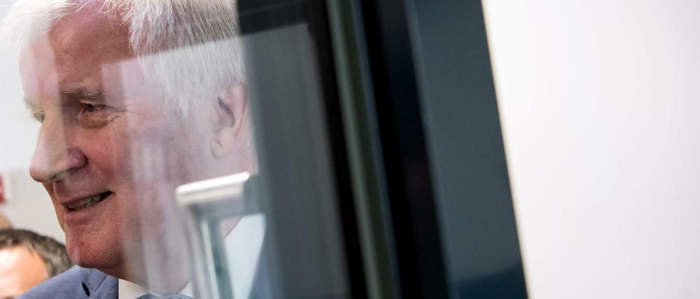 Wie im Glashaus: Bayerns Ministerpräsident Horst Seehofer am Mittwoch in München.