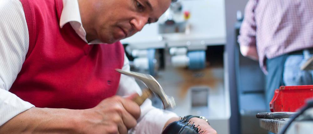 Kay Gundlack baut in seiner Schuhmanufaktur in Parchim (Mecklenburg-Vorpommern) in Handarbeit individuelle Maßschuhe.