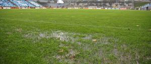 Der Rasen im Ludwigsparkstadion ist stark ramponiert.