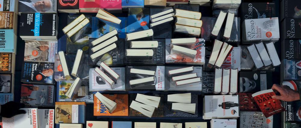 Büchertisch von der Leipziger Buchmesse 2015.