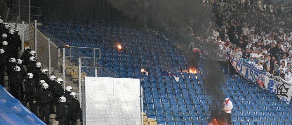Einige Fans setzten Sitzschalen in Brand.