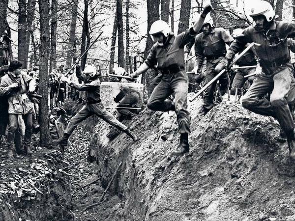 1981 räumte eine Spezialeinheit der Polizei ein Hüttendorf der Umweltschützer.