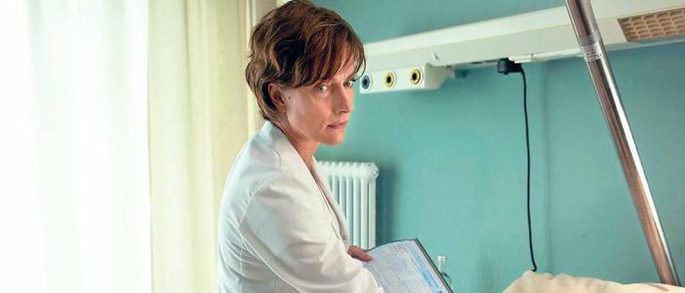 Das OP-Besteck erwies sich als unsauber. Dr. Anna Hellberg (Claudia Michelsen) sorgt sich um die kleine Leah (Hedda Erlebach).